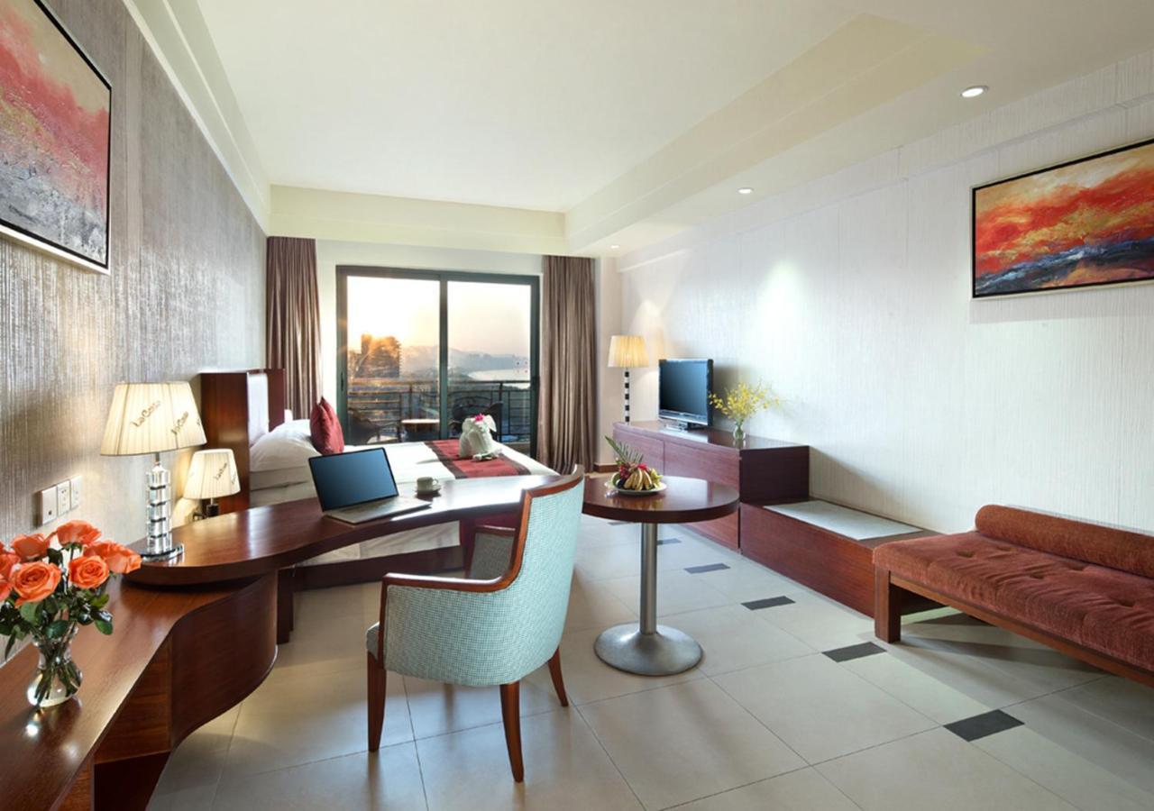 Lacosta Seaside Resort Hotel Sanya Bagian luar foto
